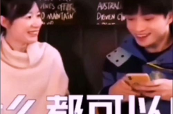 每日一笑视频,狗狗与恋爱生活的奇妙互动，视频见证温馨瞬间”