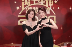 今日吃瓜fun必吃大瓜揭秘2024年文娱圈最新热议事宜！-北大学长坐幼马扎举牌迎新出圈网友：好怕他喊一句两元一位啊--91黑料吃瓜-今日大瓜